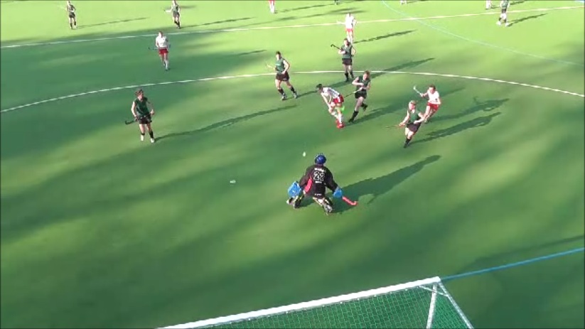 Miri Dessel pariert den Schuß der Nürnberger Angreiferin